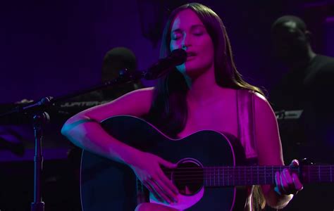 nude singers|Kacey Musgraves is the first musician to ever perform fully nude。